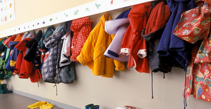 Jacken hängend in einer Kita-Garderobe