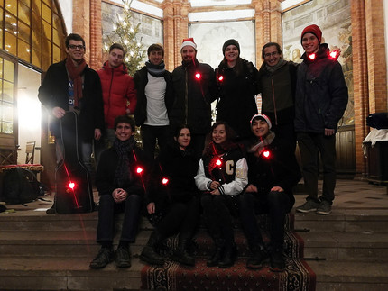 Personen des Jazzchors in einer weihnachtlich geschmückten Kirche