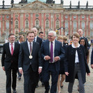 Präsidiale Grüße: Bundespräsident Dr. Frank-Walter Steinmeier (M.) spricht zur Verabschiedung der Absolventinnen und Absolventen. 