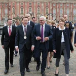 Präsidiale Grüße: Bundespräsident Dr. Frank-Walter Steinmeier (M.) spricht zur Verabschiedung der Absolventinnen und Absolventen. 