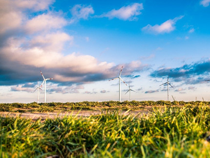 Windräder in der Landschaft