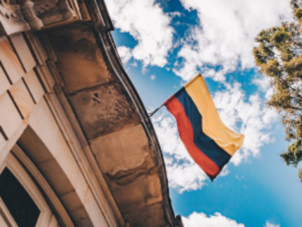 kolumbische Flagge weht auf einem Dach