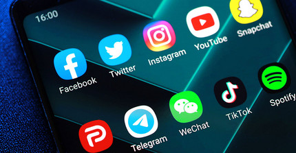 Verschiedene Social Media Button auf einer Smartphone-Oberfläche