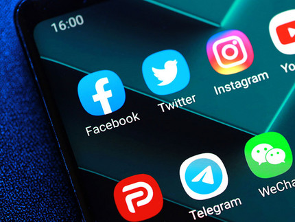 Verschiedene Social Media Button auf einer Smartphone-Oberfläche