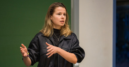 Luisa Neubauer hält einen Vortrag.