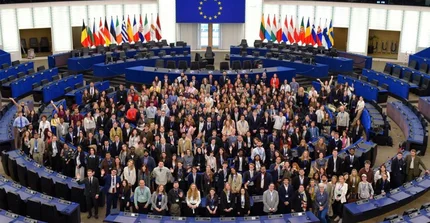 Die Teilnehmenden der European Student Assembly (ESA) 2026 im Europäischen Parlament in Straßburg.