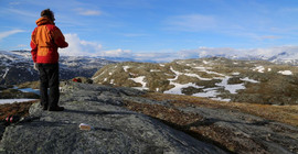 John D. Jansen bei der Entnahme von Gesteinsproben in Jotunheimen, Norwegen. Foto: D.L. Egholm.