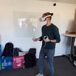 Studierende testen VR-Brillen 