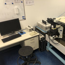 Arbeitsplatz am Raman-Spektrometer mit Mikroskop und Spektrometer.