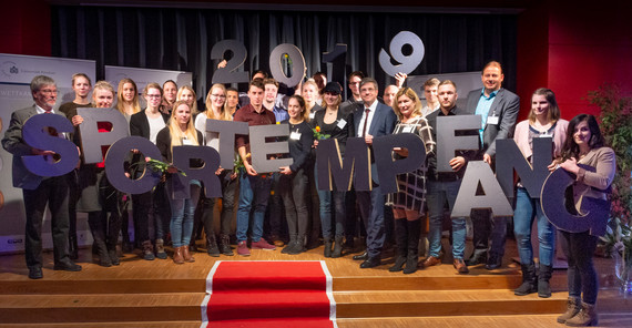 Auf dem Empfang für die erfolgreichen Sportlerinnen und Sportler, die die an der Universität Potsdam studieren - mit Uni-Vizepräsident Prof. Dr. Robert Seckler (li.), Brandenburgs Staatssekretär für Bildung, Jugend und Sport, Dr. Thomas Drescher (3.v.re.) und Potsdamers Oberbürgermeister Mike Schubert (8.v.re.). Foto: Karla Fritze.