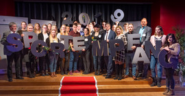 Auf dem Empfang für die erfolgreichen Sportlerinnen und Sportler, die die an der Universität Potsdam studieren - mit Uni-Vizepräsident Prof. Dr. Robert Seckler (li.), Brandenburgs Staatssekretär für Bildung, Jugend und Sport, Dr. Thomas Drescher (3.v.re.) und Potsdamers Oberbürgermeister Mike Schubert (8.v.re.). Foto: Karla Fritze.