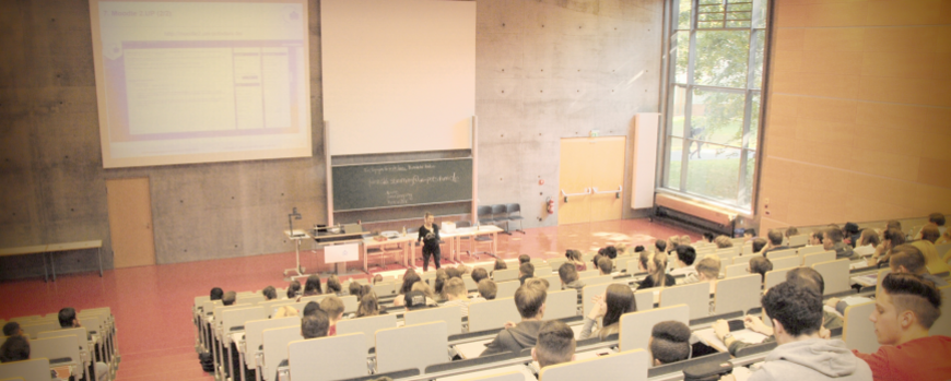 Blick auf den Hörsaal mit Studierenden