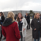 Teilnehmer einer Veranstaltung unterhalten sich auf der Dachterasse der Potsdam Graduate School
