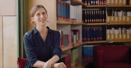 Lena Hipp in Bibliothek