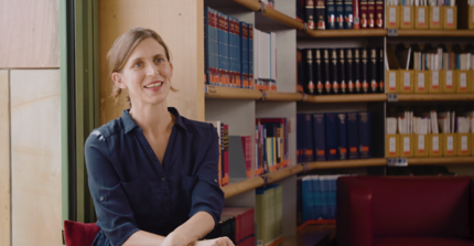 Lena Hipp in Bibliothek