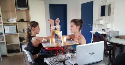 Kraftmessung des M. triceps brachii zweier Probanden gegeneinander