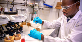 Chemiker George Kwesiga im Labor. | Foto: Thomas Roese