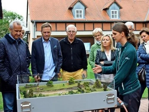 Eine Delegation der Universität steht vor einem Modell der Havelaue.