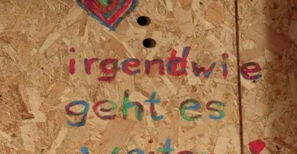 Irgendiwe geht es weiter - Graffitischriftzug auf Holzwand