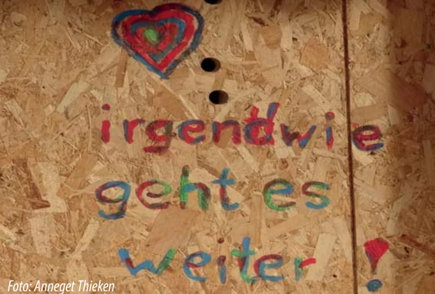 Irgendiwe geht es weiter - Graffitischriftzug auf Holzwand