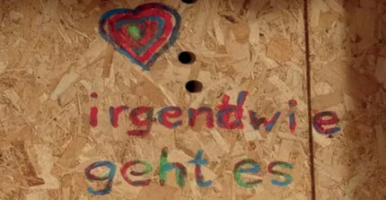 Irgendiwe geht es weiter - Graffitischriftzug auf Holzwand