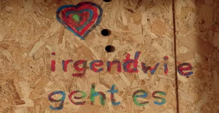 Irgendiwe geht es weiter - Graffitischriftzug auf Holzwand