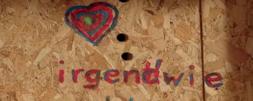 Irgendiwe geht es weiter - Graffitischriftzug auf Holzwand