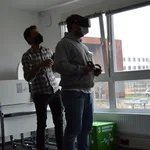 Die Teilnehmenden unterstützen sich gegenseitig bei der Erprobung von VR. 