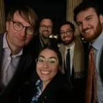 Professor Neitzel und Christian Rieck mit 3 Absolventen