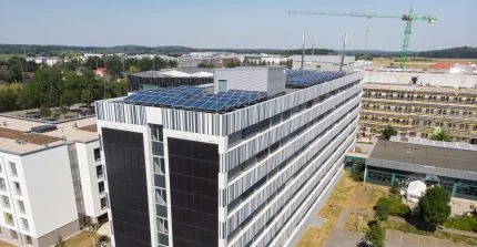 Luftbild einer Drohne vom Campus Golm mit einem schwarz-weiß gestreiften mehrstöckigen Forschungsgebäude