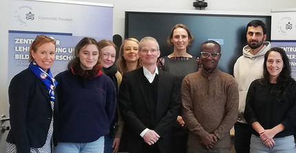 Foto mit Personen aus der Universität Potsdam und Ghana zu Besuch am ZeLB in Golm