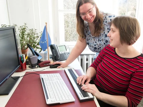Student am Computer mit Seh-Beeinträchtigung bekommt Hilfe. Foto: Karla Fritze