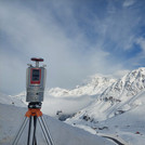 Field site Weisssee: laser scanner setup on a tripod in an alpine landscape with snow | Photo: Cosmic Sense Consortium