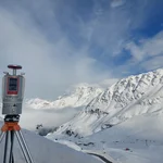 Field site Weisssee: laser scanner setup on a tripod in an alpine landscape with snow | Photo: Cosmic Sense Consortium