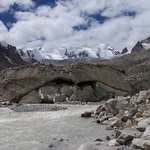 Ein Gletschertor im Himalaya