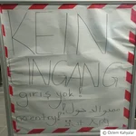 19- Hinweis in Handschrift auf einem Aufsteller zur Infrastruktur eines Ladens in Berlin, Mitte (Deutsch, Türkisch, Arabisch, Englisch und Chinesisch).