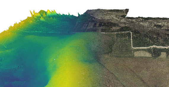 3D-Perspektive aus luftgestützten Lidar-Punktwolken für die Moorregion Valgeraba in Estland. Die Farben zeigen die Höhenkodierung (linke Seite) und die tatsächlichen Oberflächenfarben der Luftaufnahmen (rechte Seite). Die Aufnahme wurde 50-fach überhöht um die Form des Moores zu zeigen.