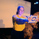 Eine Person und eine T-Rex Figur auf einer Bühne