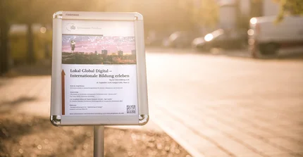 Wegweiser im Sonnenaufgang auf dem Campus Golm
