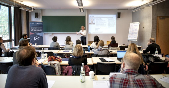 Vom Unternehmen an die Uni: ein Seminar im noch jungen berufsbegleitenden Masterstudiengang. Foto: Thomas Roese.