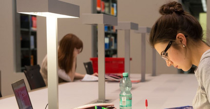 Studentin in der Bibliothek