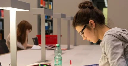 Studentin in der Bibliothek