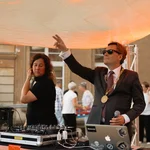 Präsident Oliver Günther hinter derm DJ-Pult