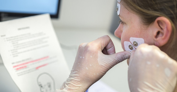 Electrodes measure the movements of facial muscles. Photo: Thomas Roese.