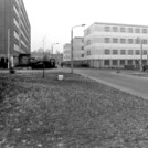 Eingangsbereich zur Hochschule des MfS mit Pförtnerhaus und Schlagbaum, 1989. Foto: Karla Fritze.