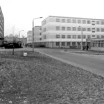 Eingangsbereich zur Hochschule des MfS mit Pförtnerhaus und Schlagbaum, 1989. Foto: Karla Fritze.