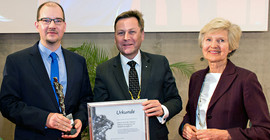 Friede Springer, publisher and founder of the the “Voltaire Prize for Tolerance, International Understanding and Respect for Differences” at the University of Potsdam with the University’s President Prof. Oliver Günther, Ph.D., and the Voltaire laureate for 2020, Dr. Gábor Polyák.