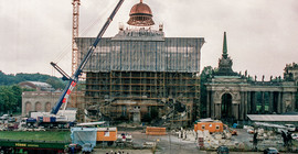 Baustelle am Haus 9 auf dem Campus Am Neuen Palais, ein Kran setzt die Kuppel auf. Das Foto ist von Karla Fritze.