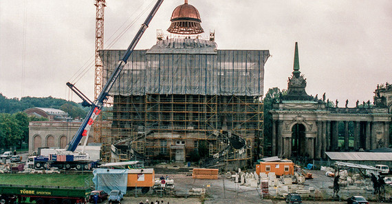 Building 9 on the Campus Am Neuen Palais gets its cupola back. The photo is from Karla Fritze.