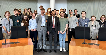 Am 24. Juni unternahm der Studiengang IWS/WCS eine Exkursion in den Bundestag und diskutierte mit Dr. Nils Schmid, Parlamentarischer Staatssekretär im BMVg, über die sicherheitspolitische Lage. Wir danken Nils Schmid, dass er sich trotz eines übervollen Terminkalenders die Zeit genommen hat, mit uns so offen ins Gespräch zu kommen.